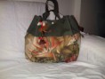 Cartera tropical en tonos tierra. Bs.F 600